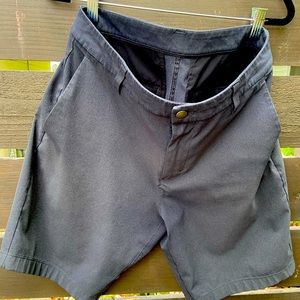 Lululemon men’s commission Ventlight classic fit 9” shorts in obsidian color